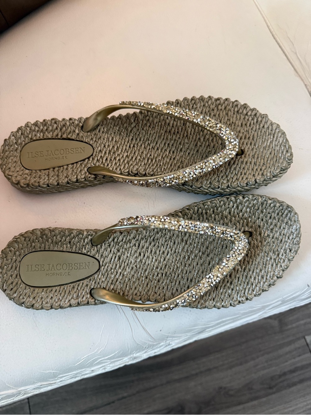 Ilse Jacobsen Beige Woven Flip-Flop Sandals with Sparkling Gold Straps